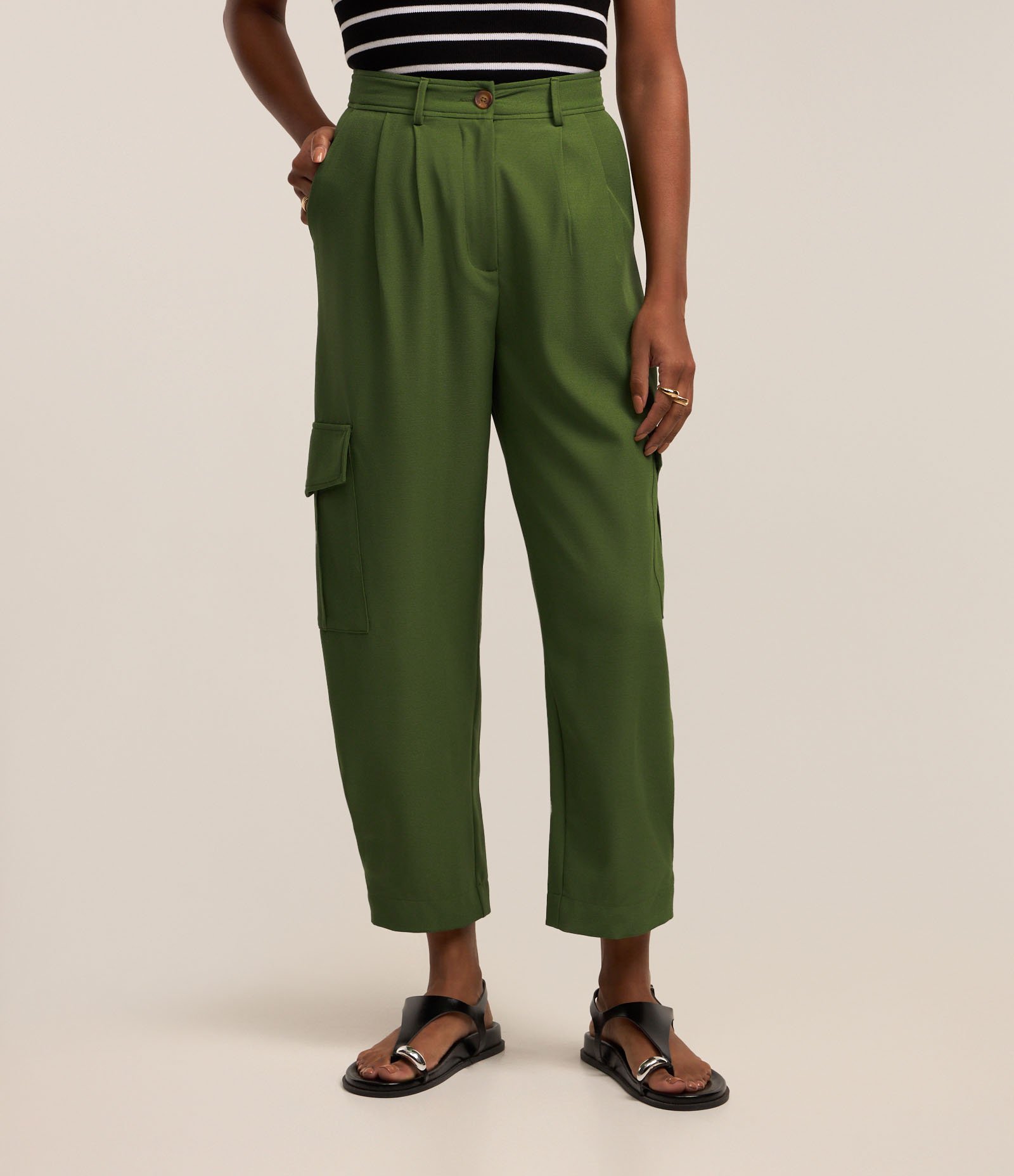 Calça Cargo em Crepe com Bolsos Laterais e Pregas no Cós Verde 3