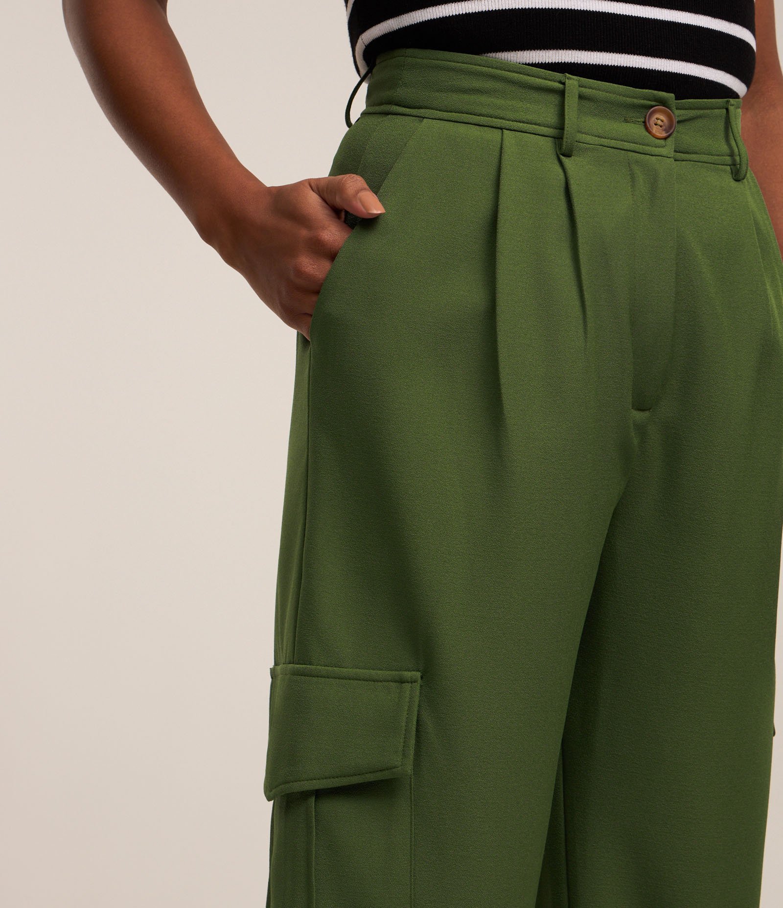 Calça Cargo em Crepe com Bolsos Laterais e Pregas no Cós Verde 4