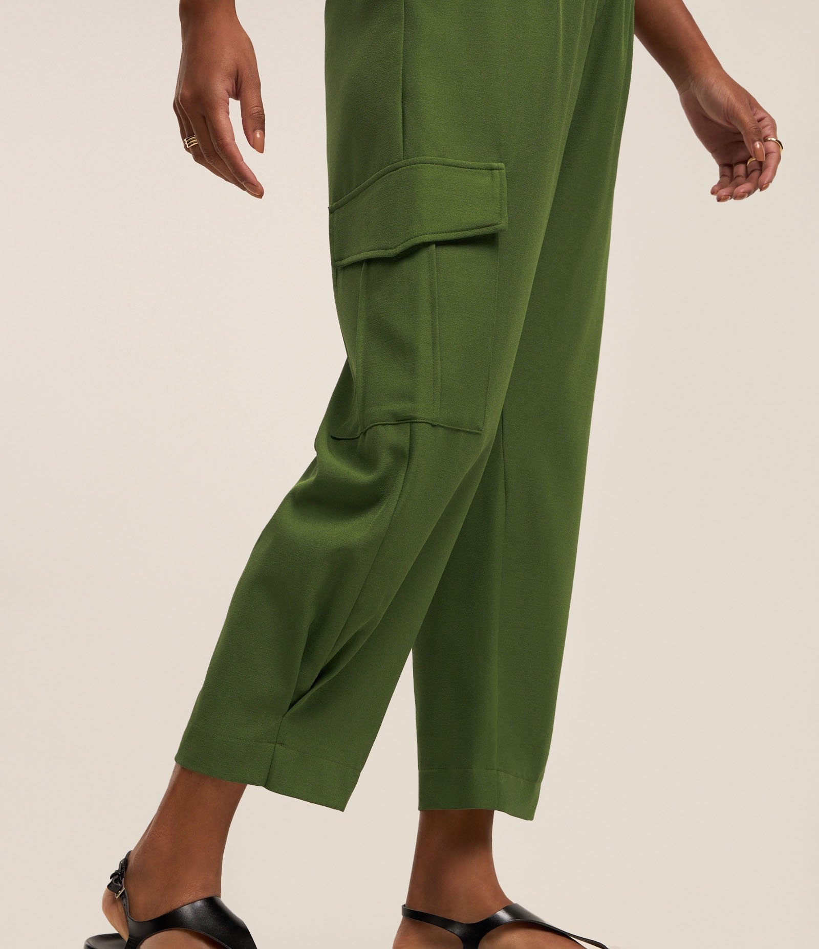 Calça Cargo em Crepe com Bolsos Laterais e Pregas no Cós Verde 6