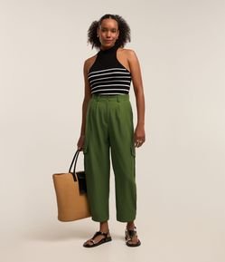 Calça Cargo em Crepe com Bolsos Laterais e Pregas no Cós