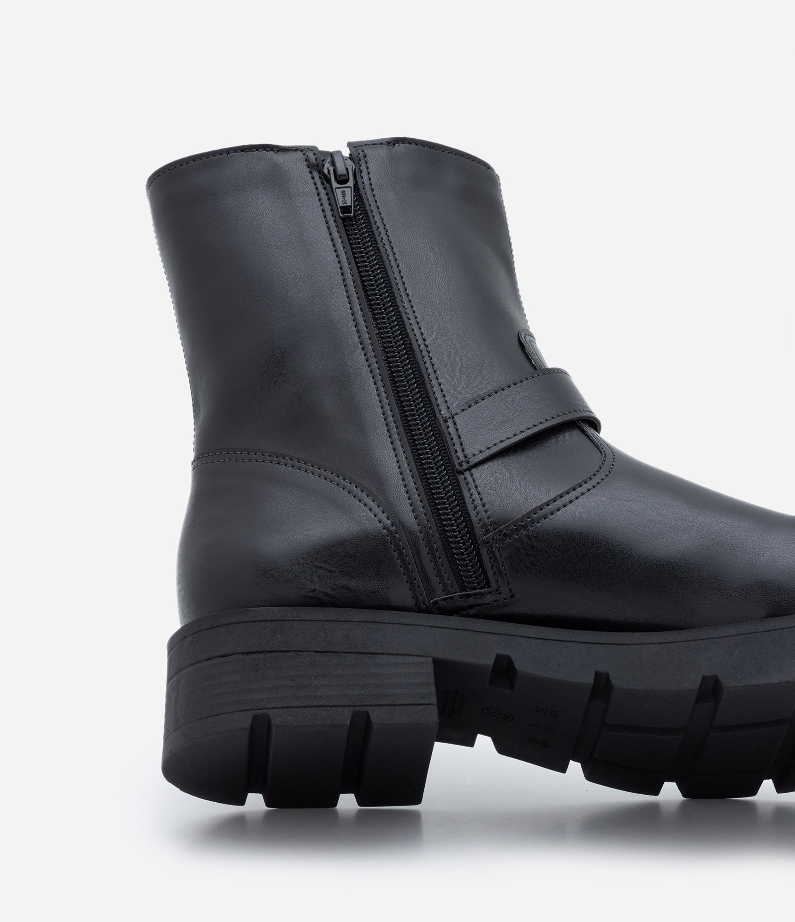 Bota Biker Tratorada com Fivelas Preto 4