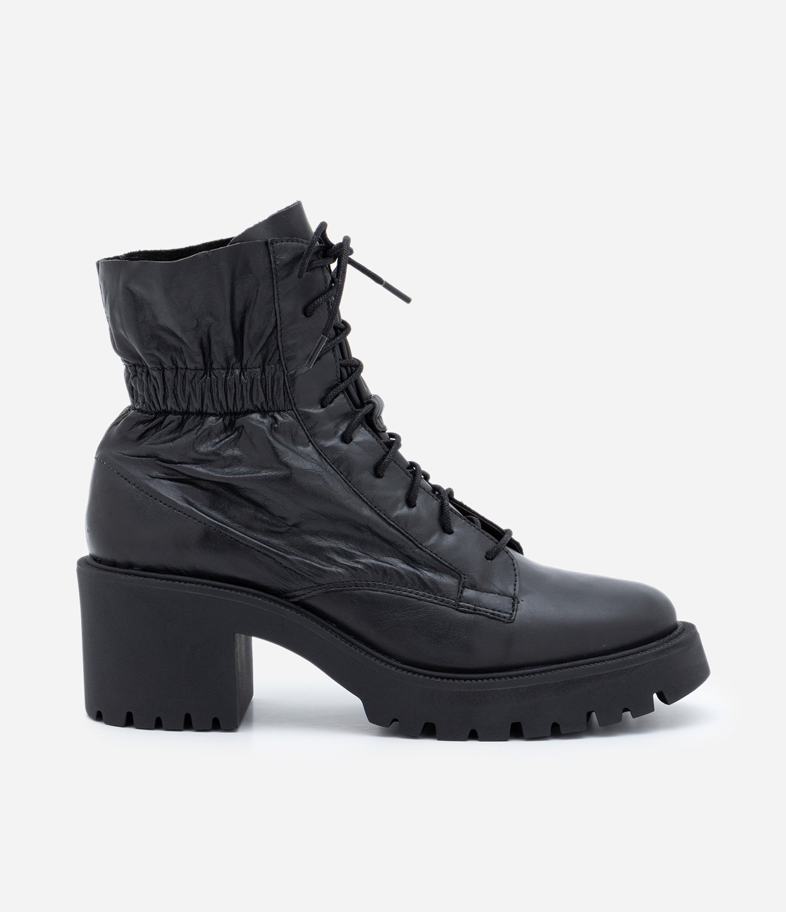 Bota Cano Baixo em Couro com Ajuste e Cadarço Preto 1