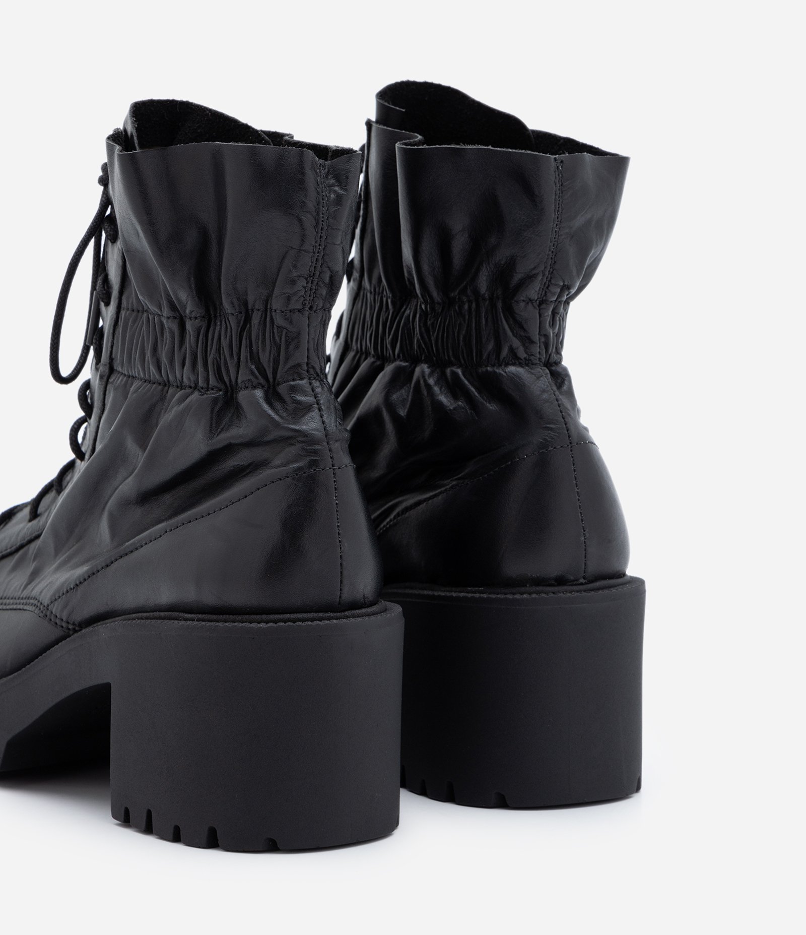 Bota Cano Baixo em Couro com Ajuste e Cadarço Preto 3
