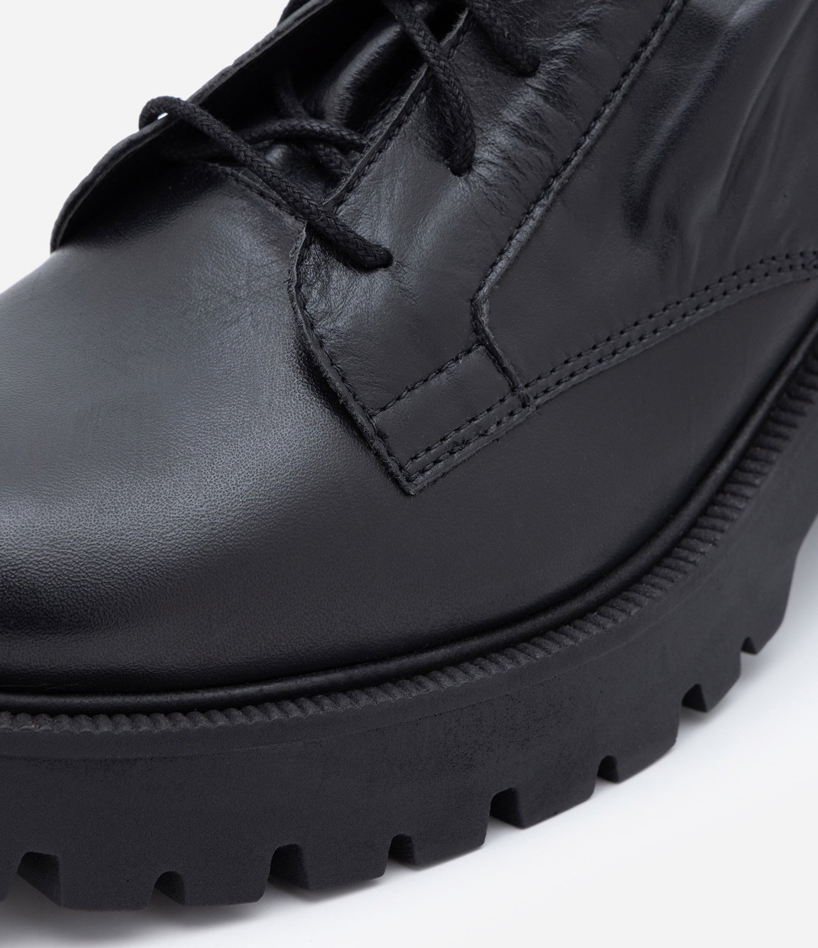 Bota Cano Baixo em Couro com Ajuste e Cadarço Preto 4