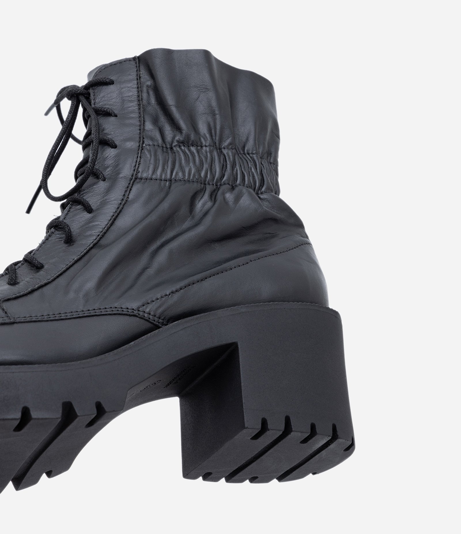 Bota Cano Baixo em Couro com Ajuste e Cadarço Preto 5