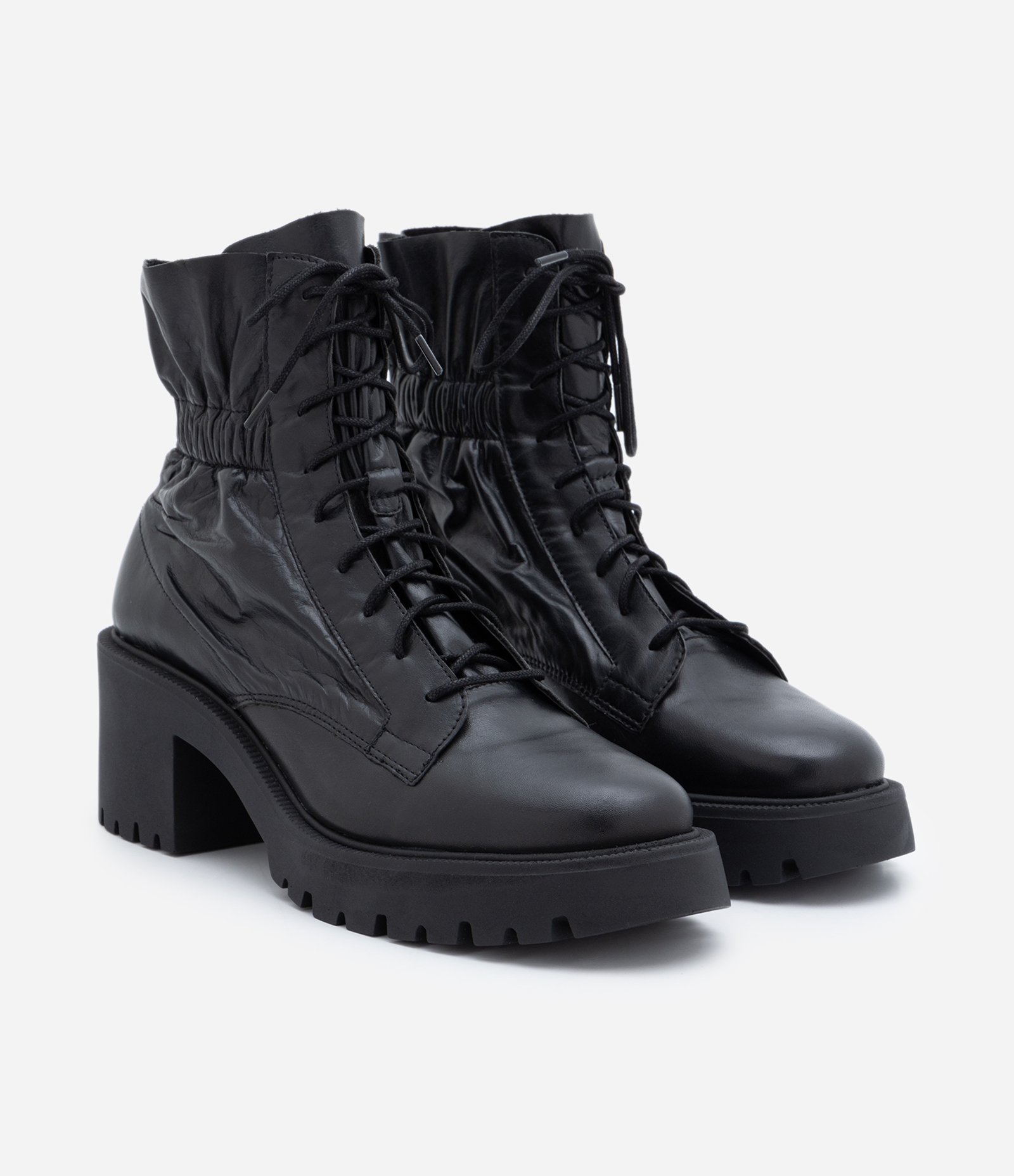 Bota Cano Baixo em Couro com Ajuste e Cadarço Preto 6