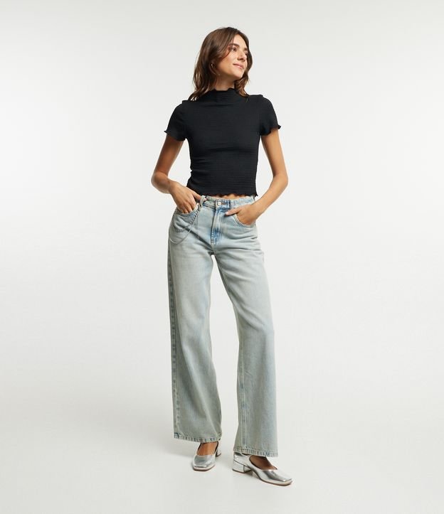 Blusa Texturizada com Gola Alta com Frufru