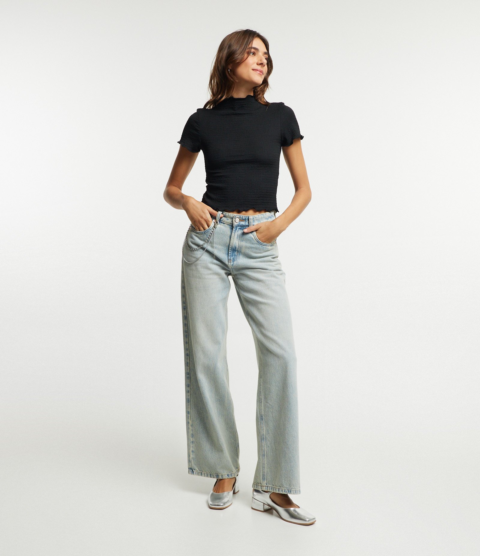 Blusa Texturizada com Gola Alta com Frufru Preto 2