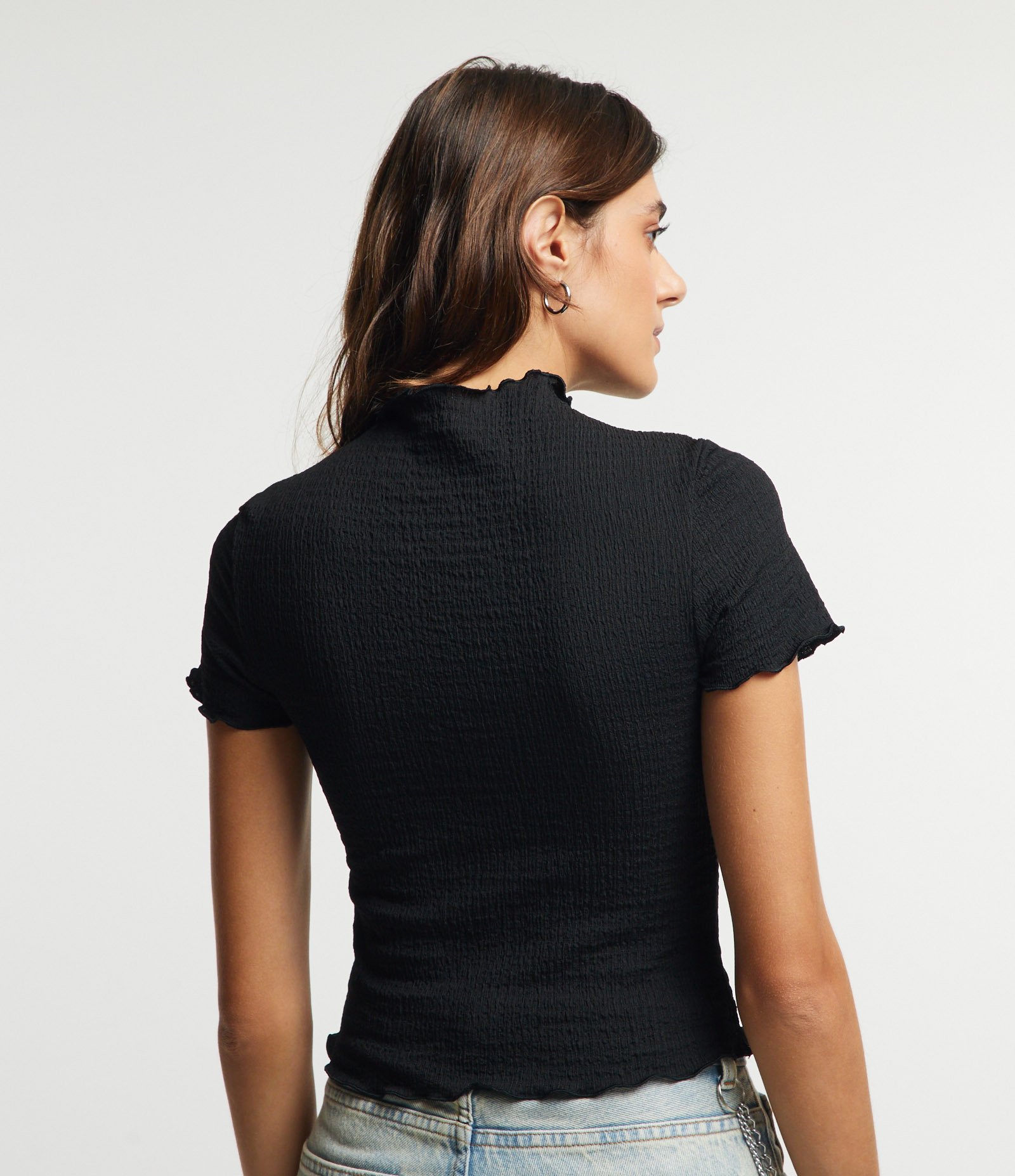Blusa Texturizada com Gola Alta com Frufru Preto 3