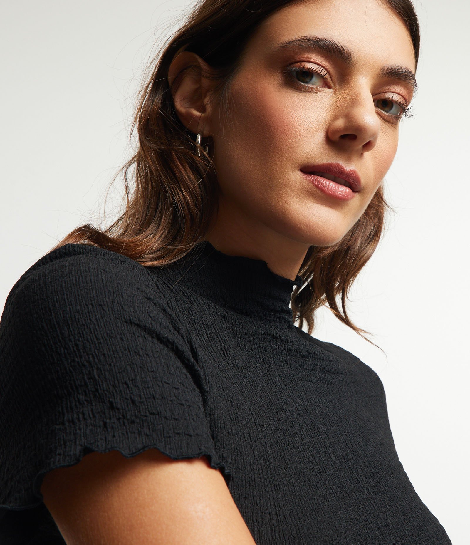 Blusa Texturizada com Gola Alta com Frufru Preto 4