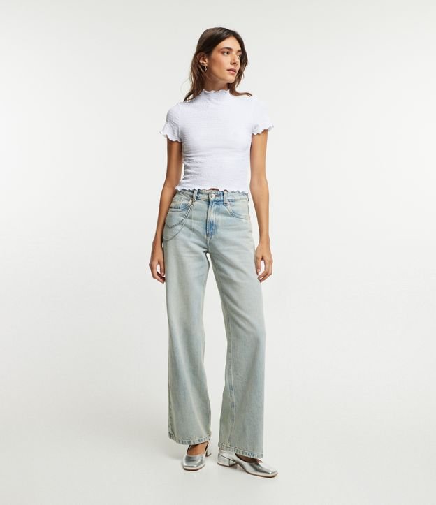 Blusa Texturizada com Gola Alta com Frufru