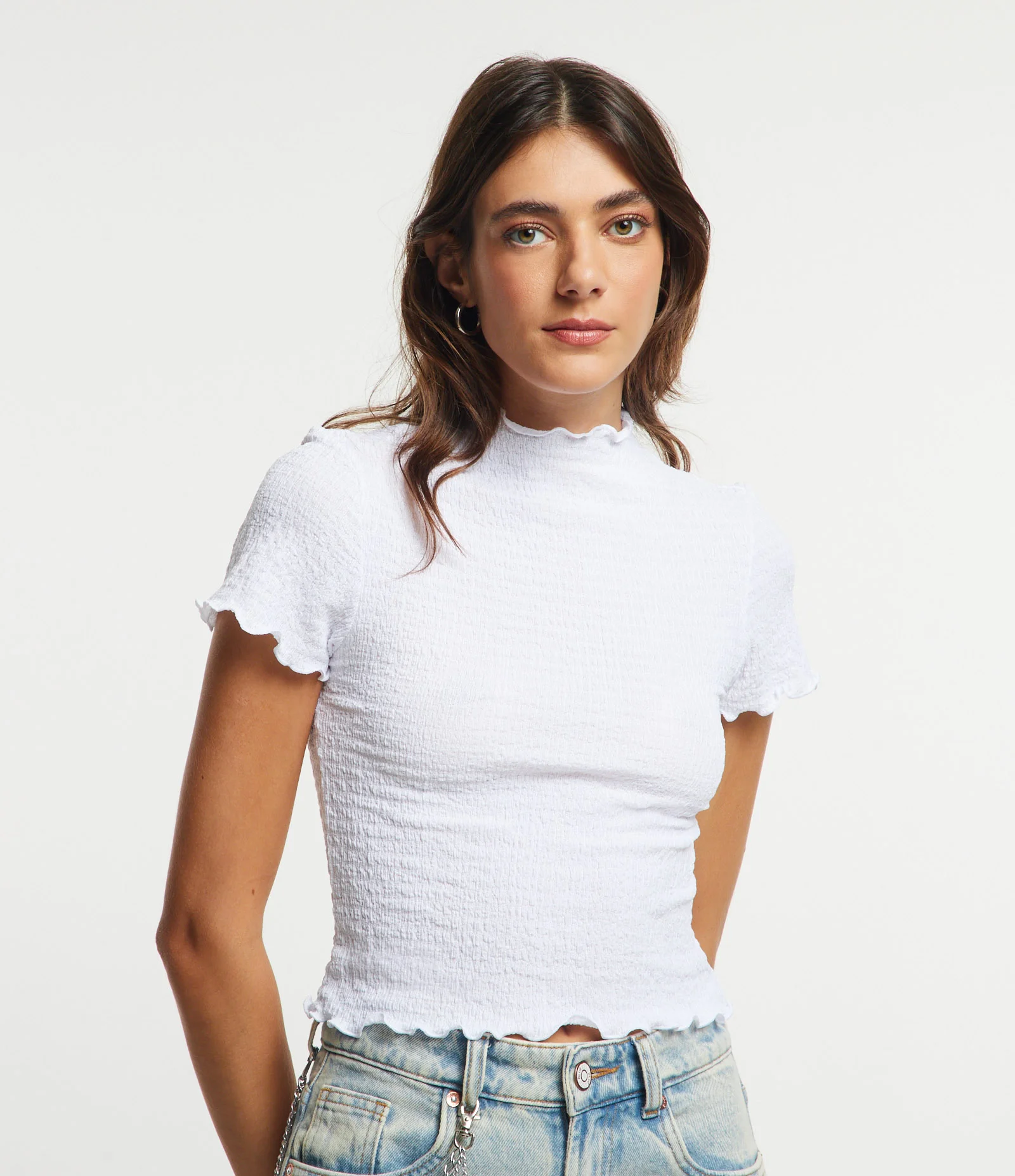 Blusa Texturizada com Gola Alta com Frufru Branco 1