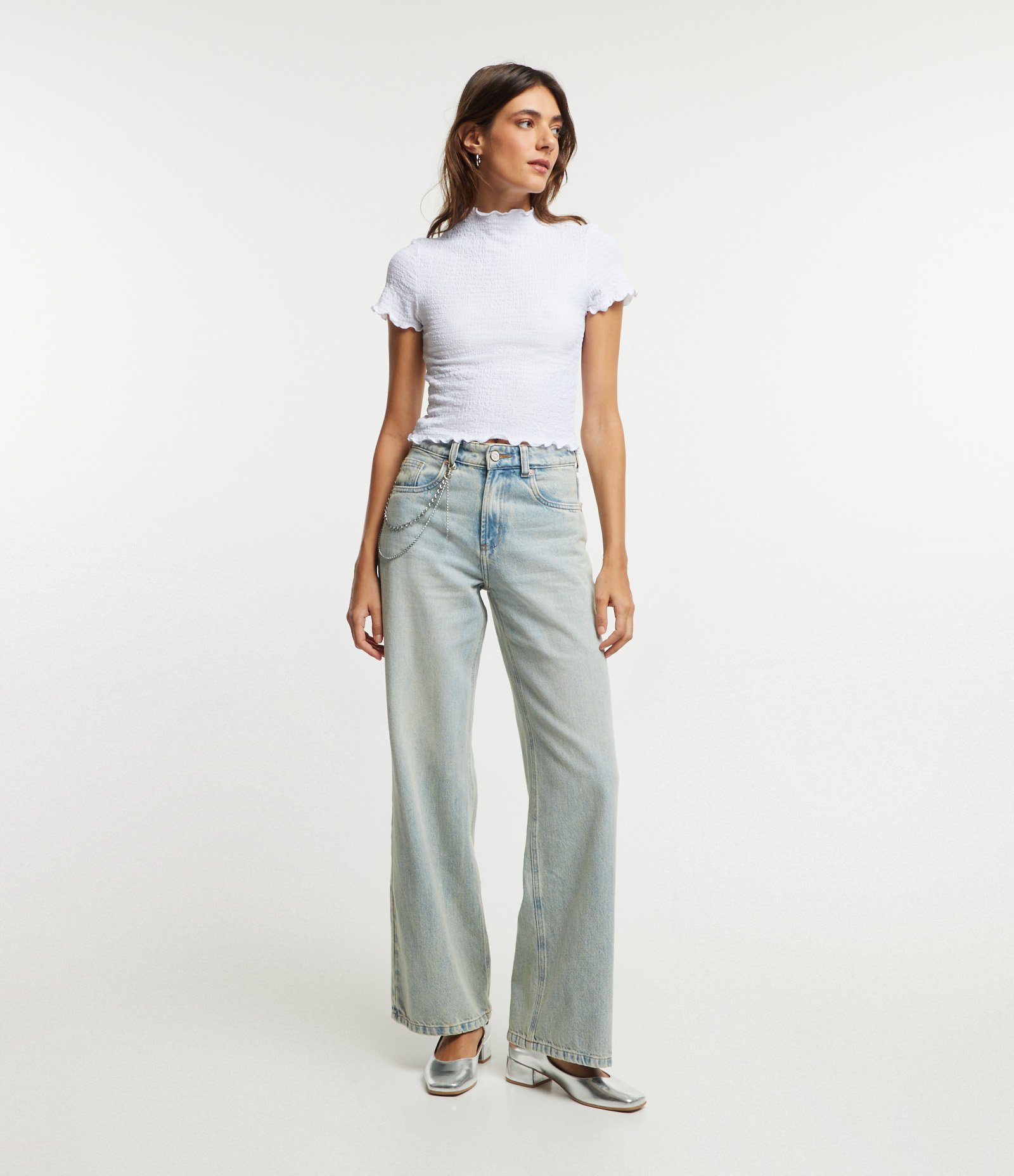 Blusa Texturizada com Gola Alta com Frufru Branco 2