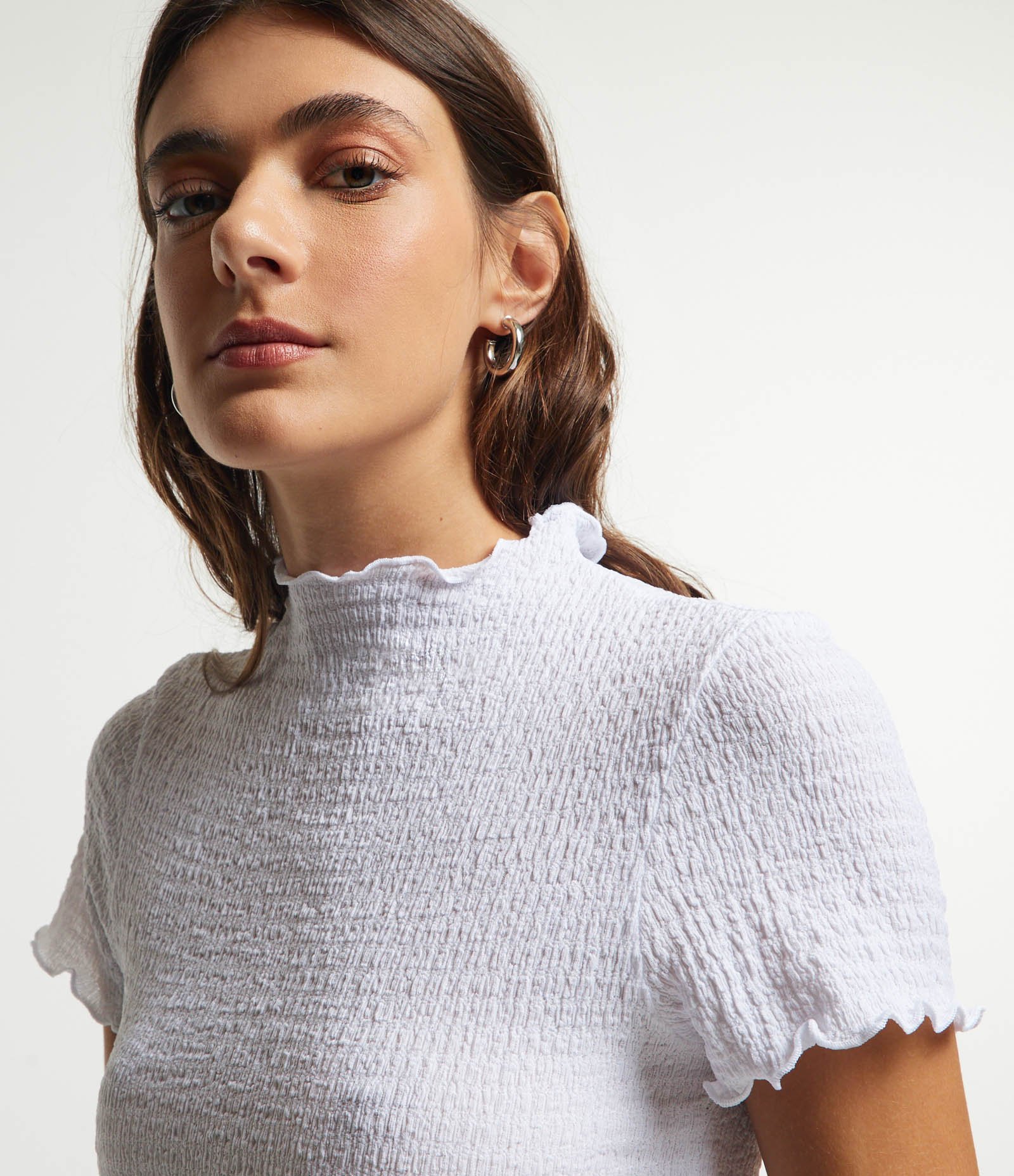 Blusa Texturizada com Gola Alta com Frufru Branco 4