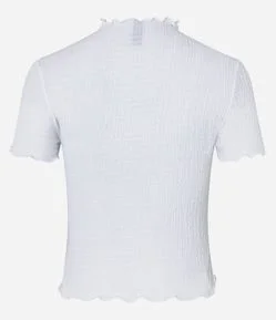 Blusa Texturizada com Gola Alta com Frufru