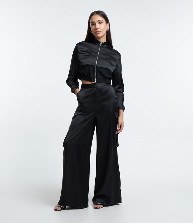 Calça Wide Leg Acetinada com Bolsos Cargo 3D