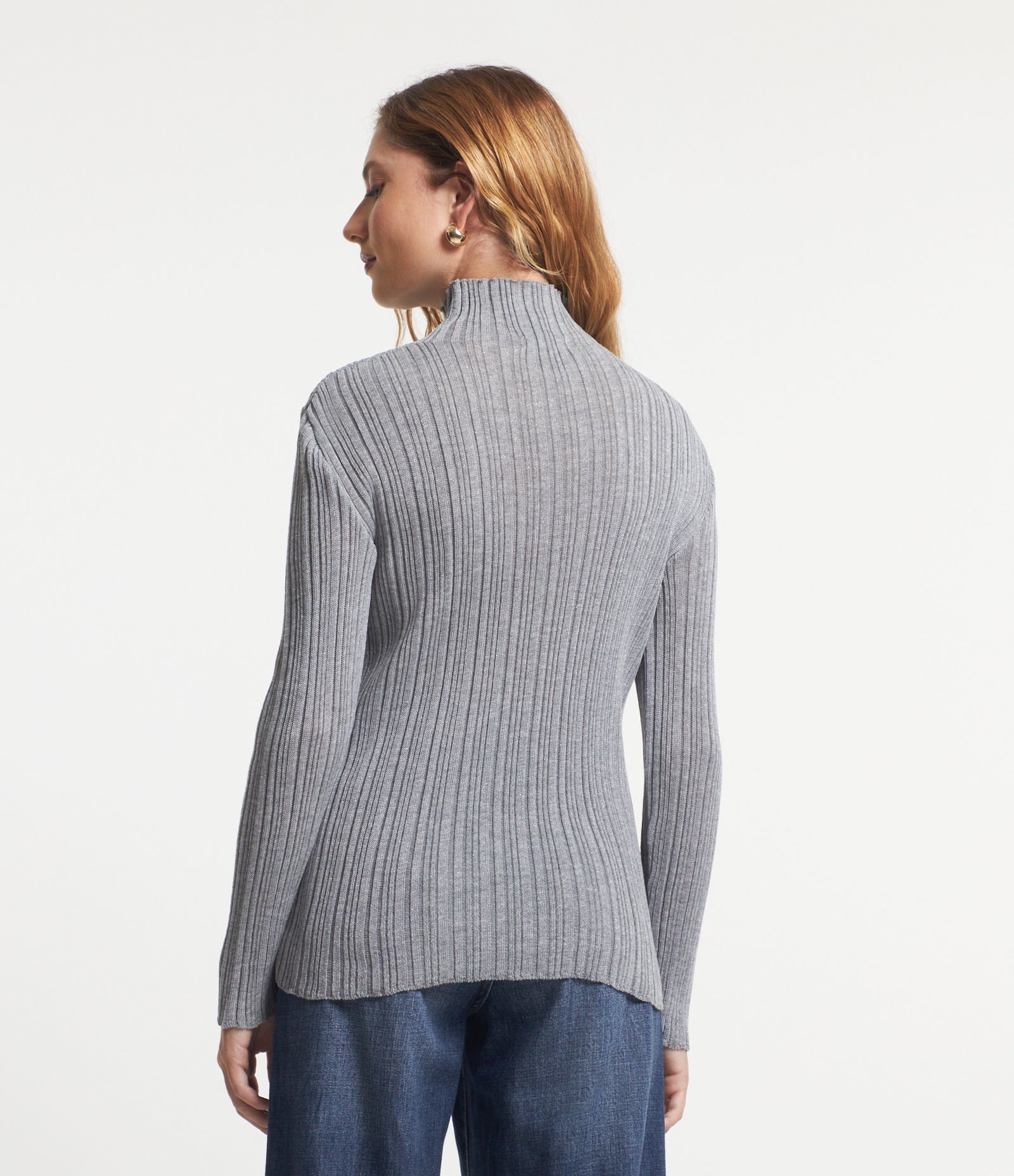 Blusa em Viscolinho com Gola Alta e Textura Canelada Cinza 4