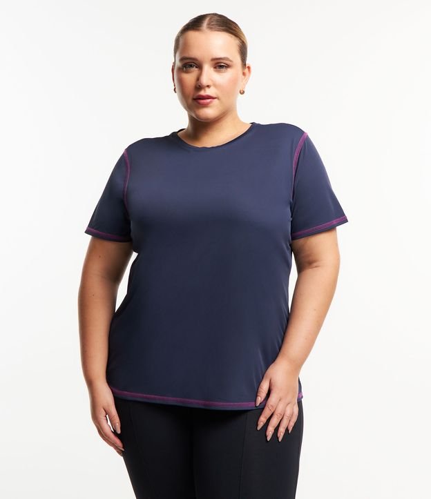 Camiseta Esportiva Alongada em Microfibra Leve com Costura Contrastante Curve & Plus Size