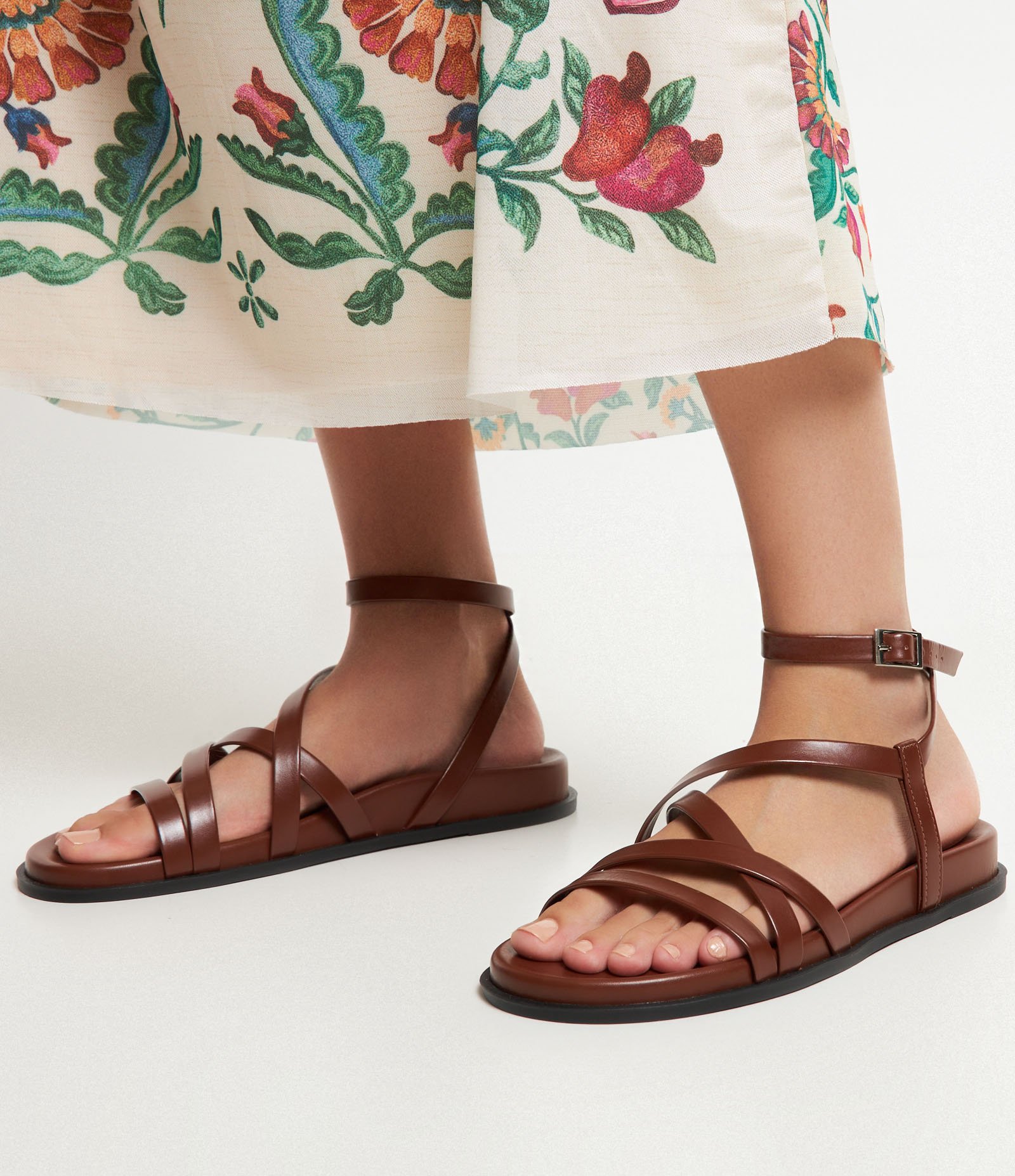 Sandália Rasteira Metalizada com Multi Tiras Cruzadas 6