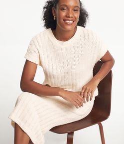 Blusa em Tricô com Fechamento na Gola e Texturas