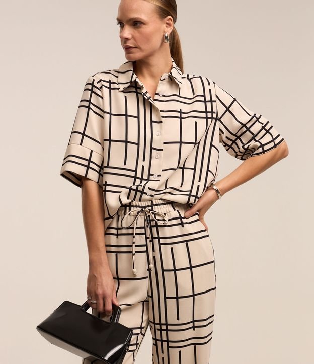 Calça Wide Leg em Crepe com Cós Elástico e Estampa Grid