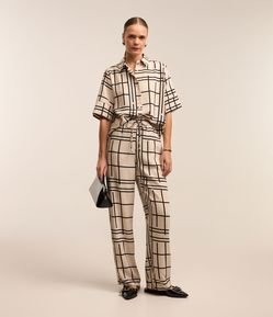 Calça Wide Leg em Crepe com Cós Elástico e Estampa Grid