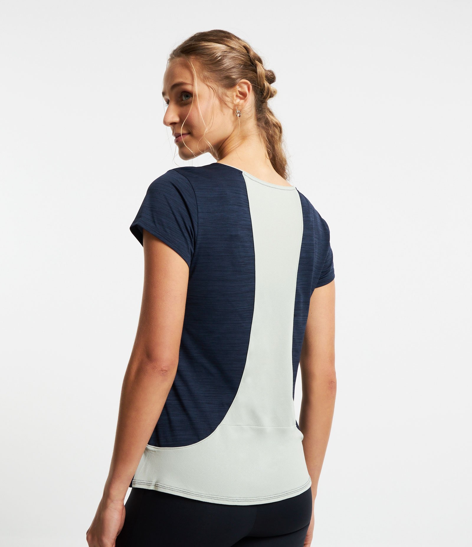 Camiseta Esportiva em Poliamida com Recortes Azul 3