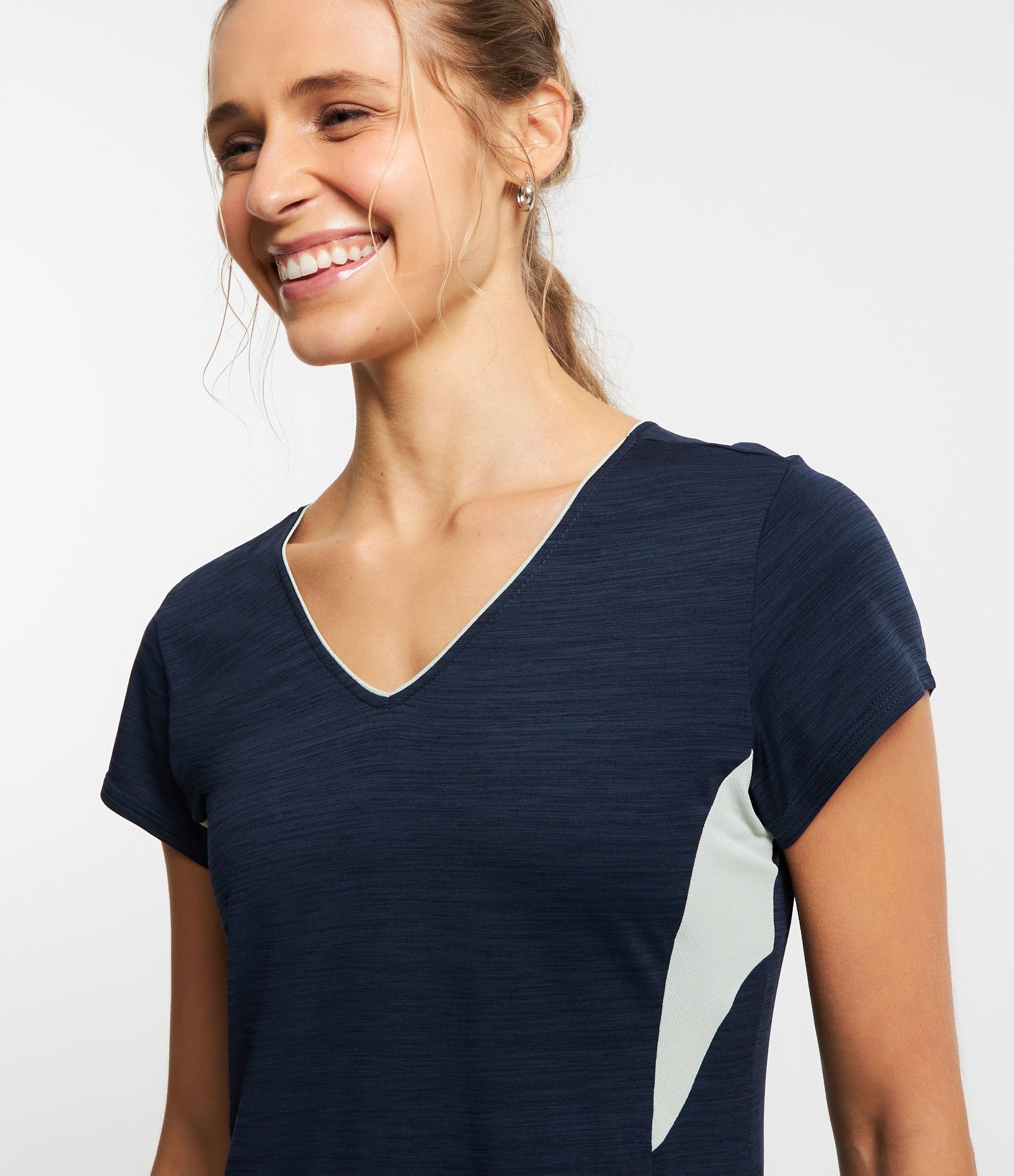 Camiseta Esportiva em Poliamida com Recortes Azul 4