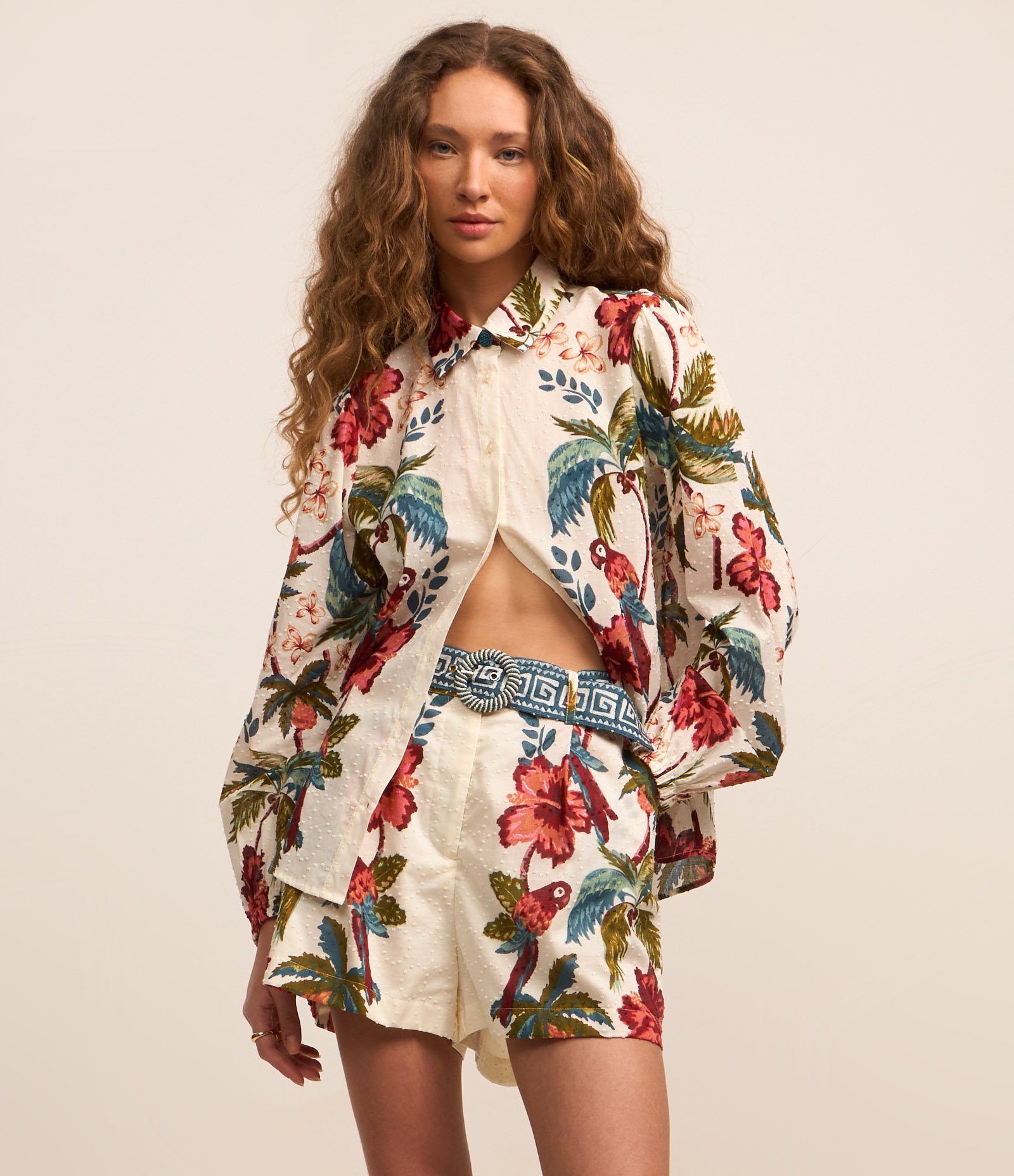 Short Curto em Cambraia com Estampa Floral e Cinto com Fivela de Miçanga Bege 3