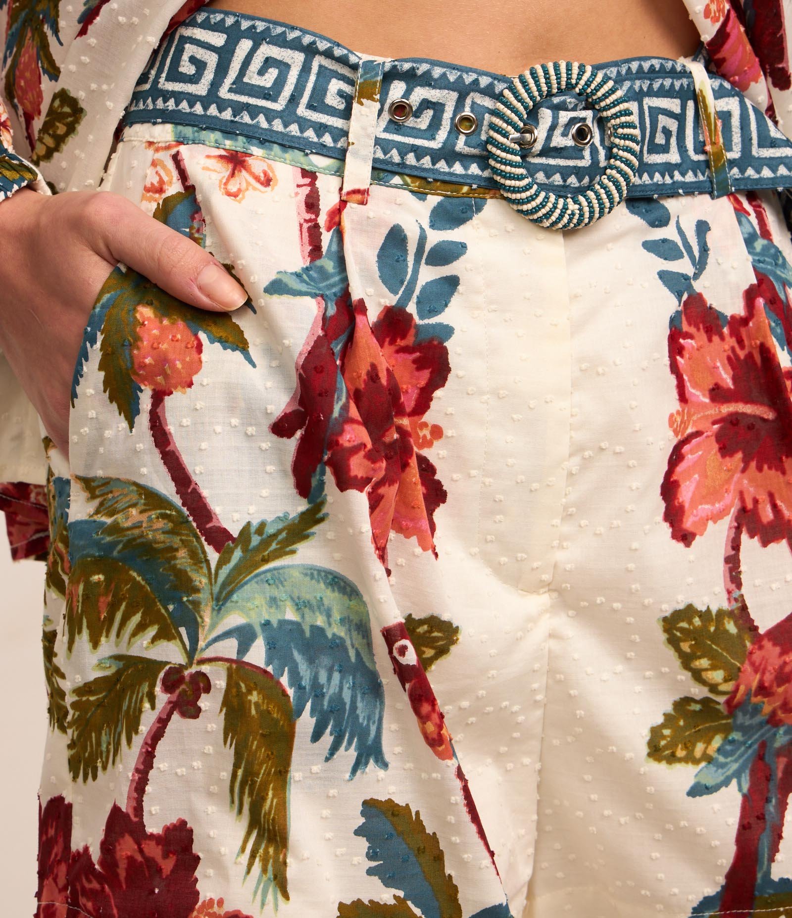 Short Curto em Cambraia com Estampa Floral e Cinto com Fivela de Miçanga Bege 5