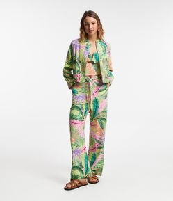 Calça Pantalona em Viscose com Linho e Estampa de Folhagens