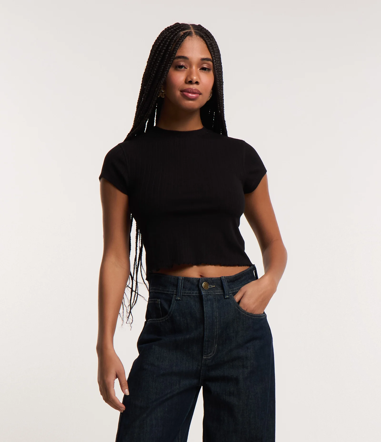 Blusa em Ribana Texturizada e Frufru na Barra Preto 1