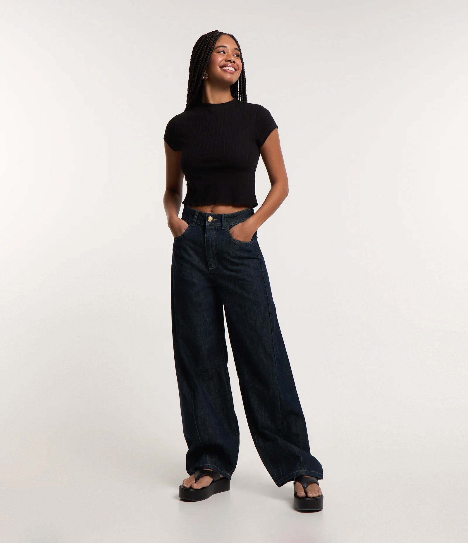 Blusa em Ribana Texturizada e Frufru na Barra Preto 2