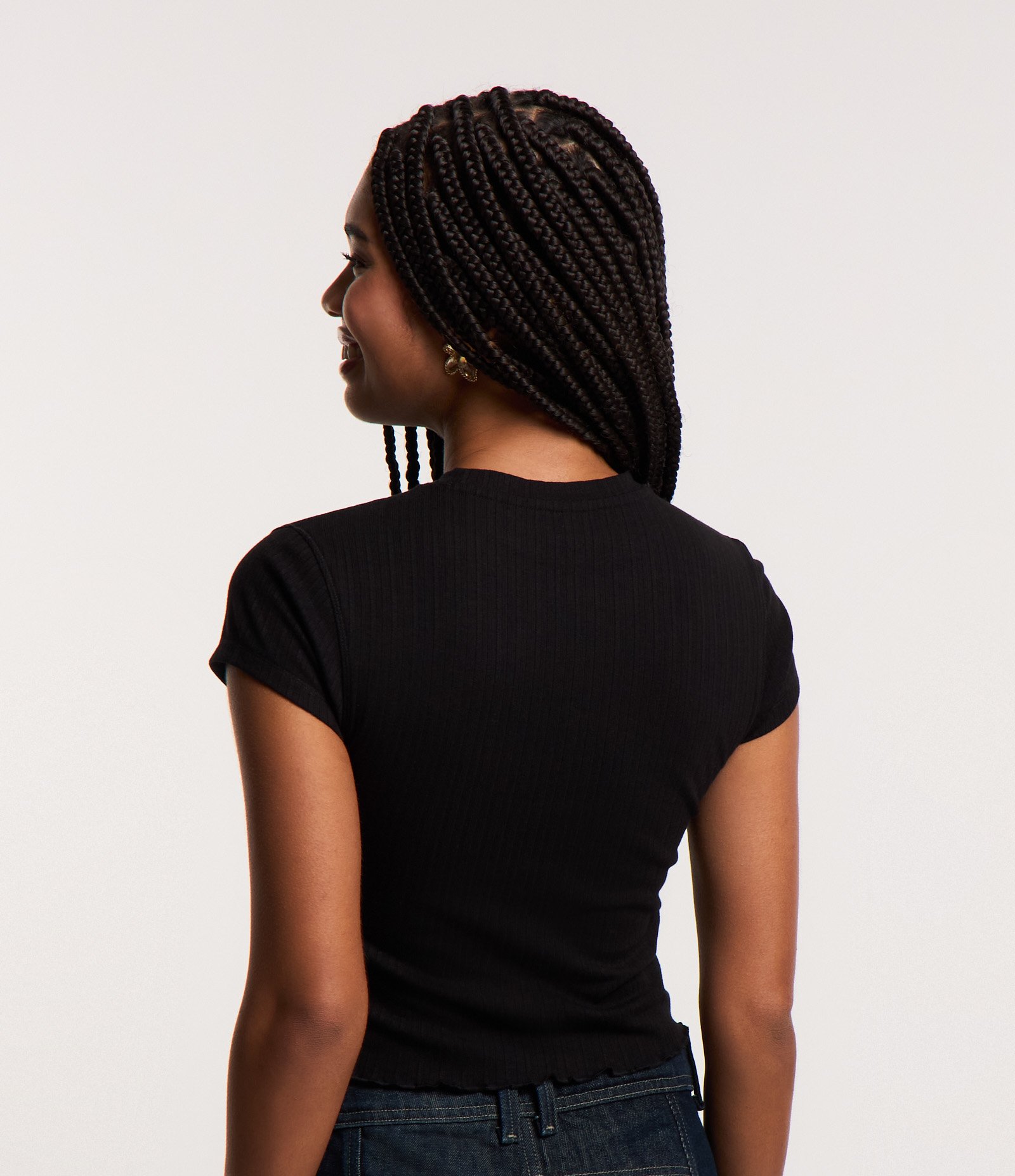 Blusa em Ribana Texturizada e Frufru na Barra Preto 3