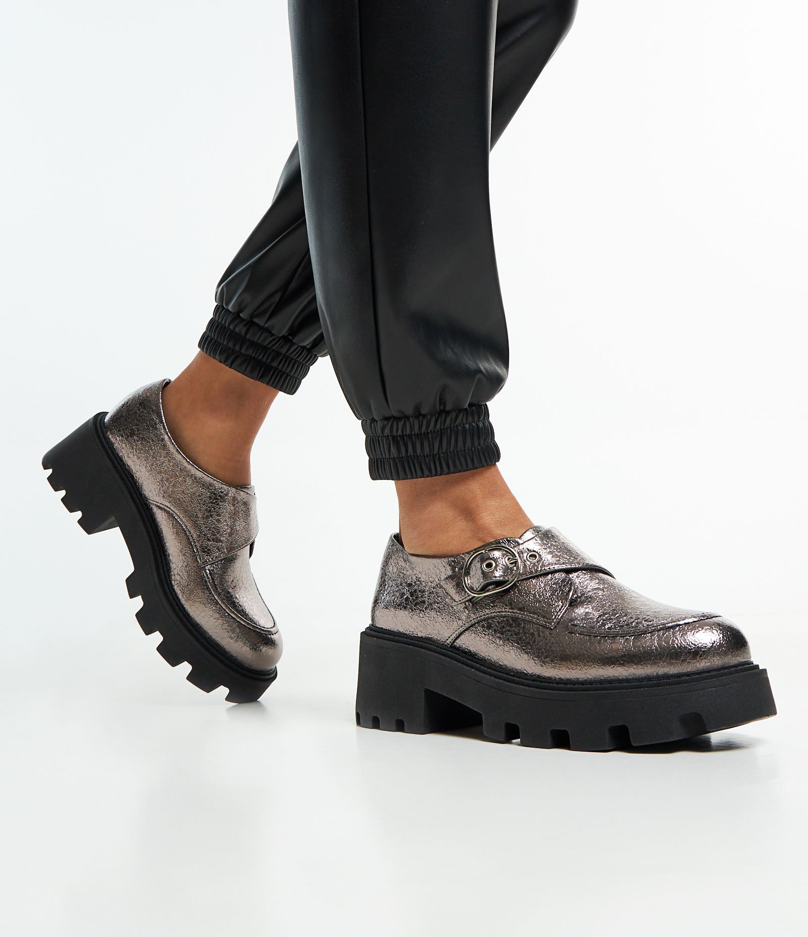 Sapato em PU com Salto Médio Tratorado e Fivela Prata 2