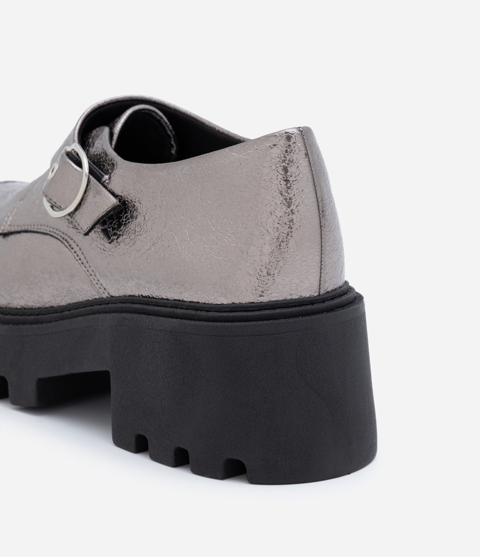 Sapato em PU com Salto Médio Tratorado e Fivela Prata 3