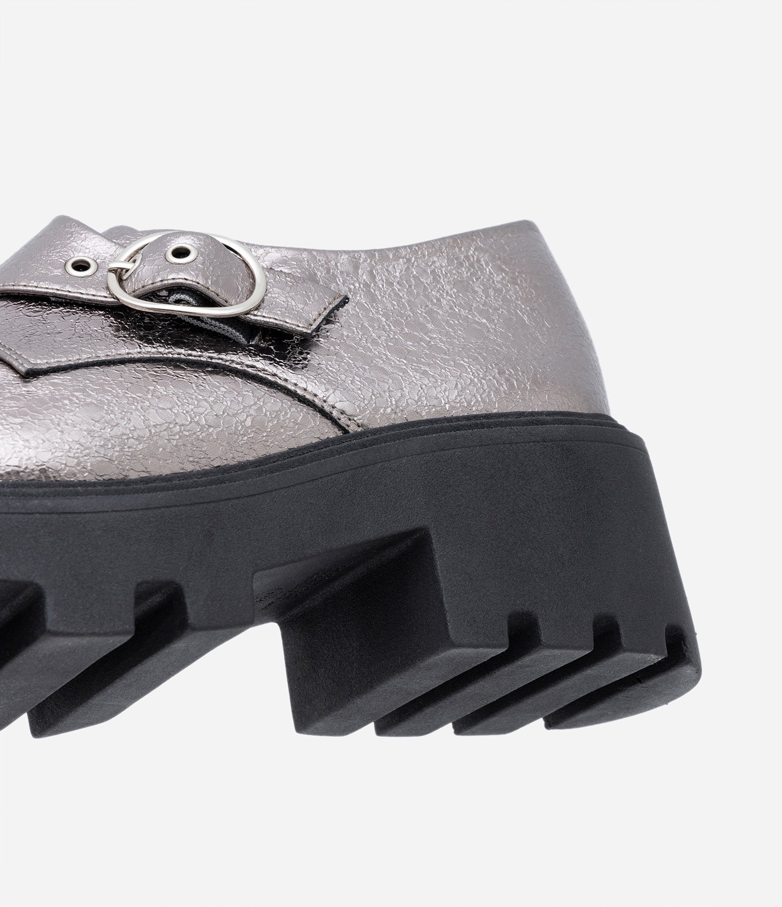 Sapato em PU com Salto Médio Tratorado e Fivela Prata 4