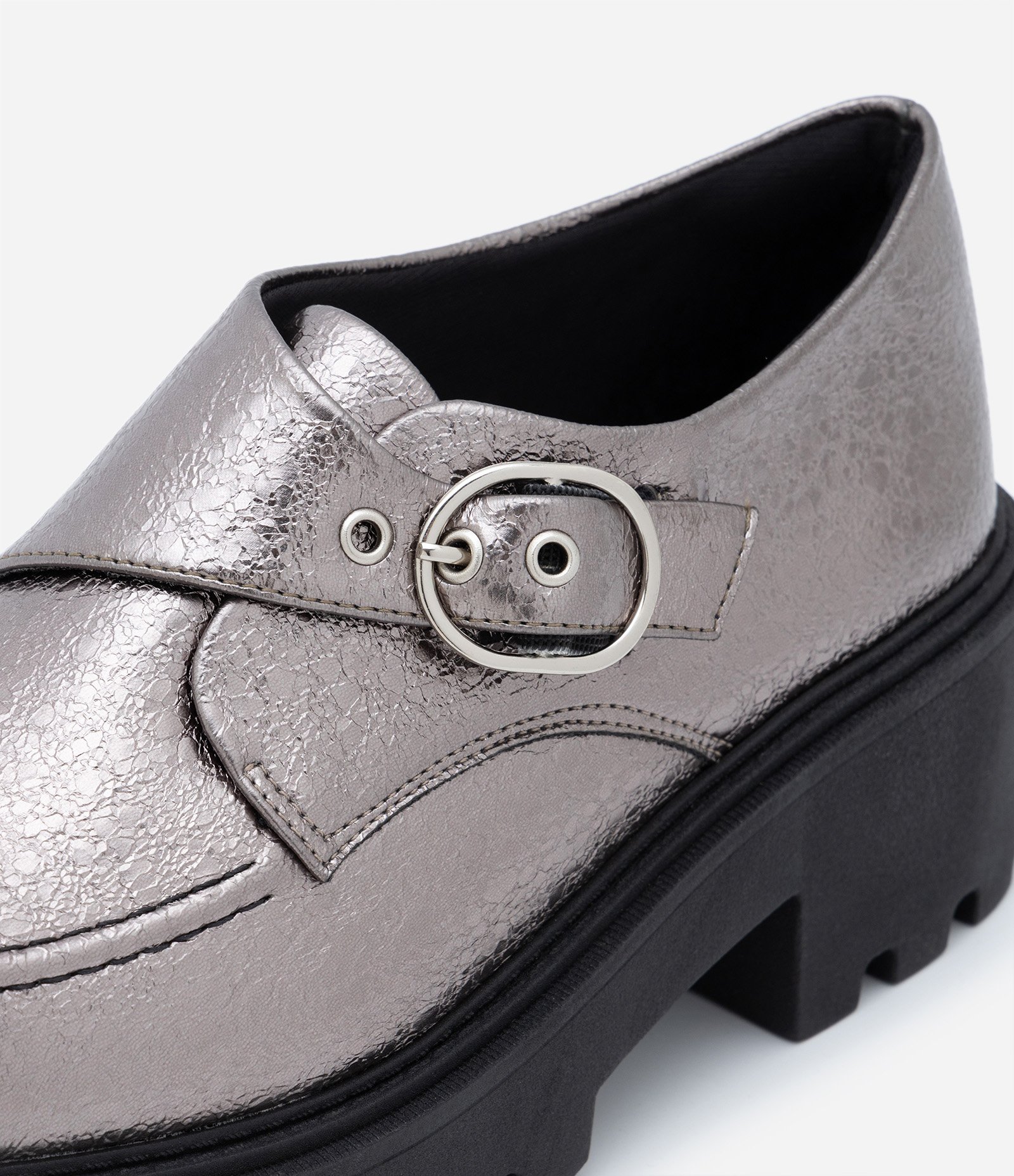 Sapato em PU com Salto Médio Tratorado e Fivela Prata 5