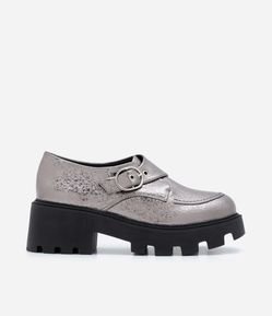 Sapato em PU com Salto Médio Tratorado e Fivela