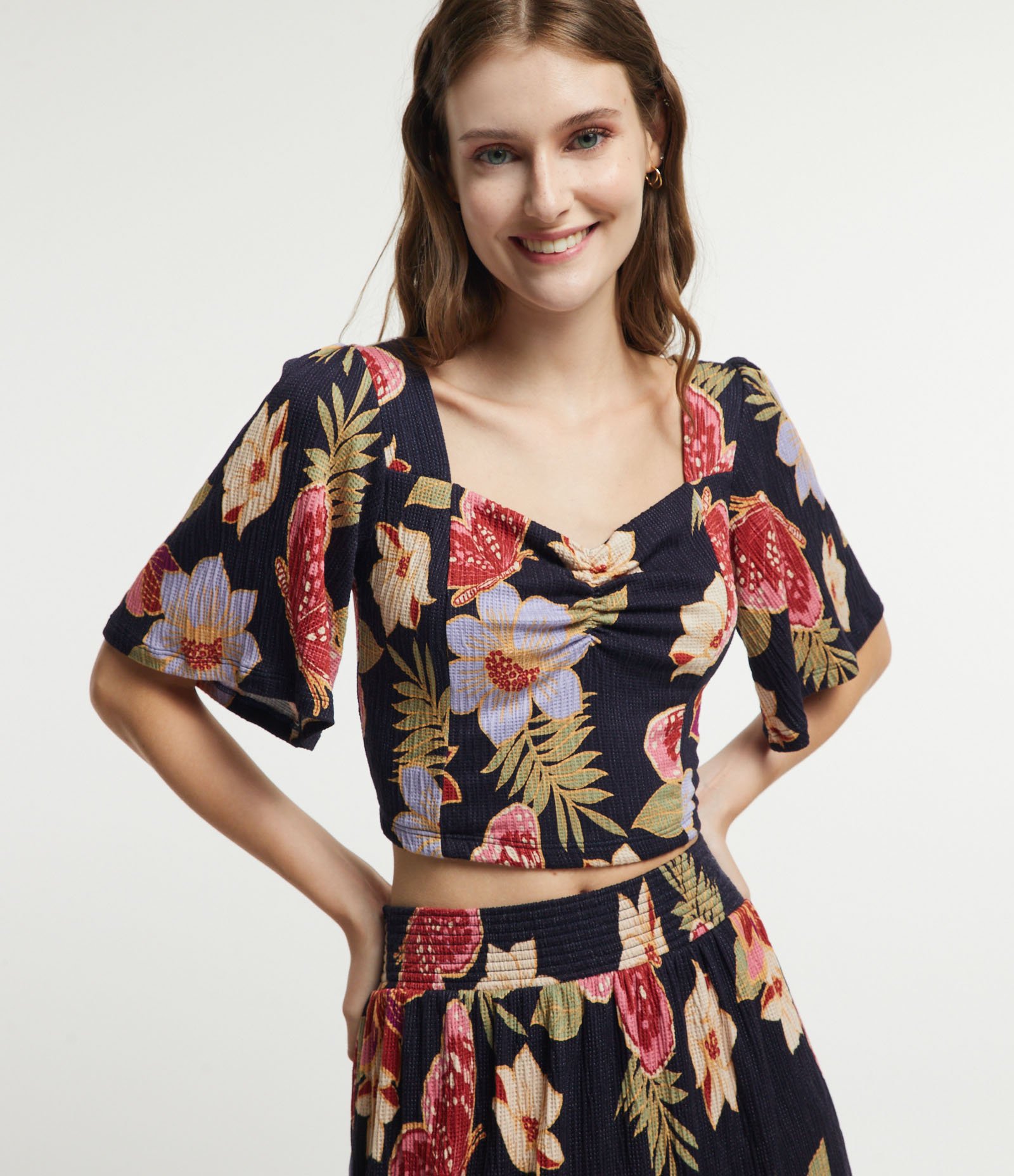 Blusa Cropped Texturizada com Pesponto e Estampa Floral com Borboletas Preto 1