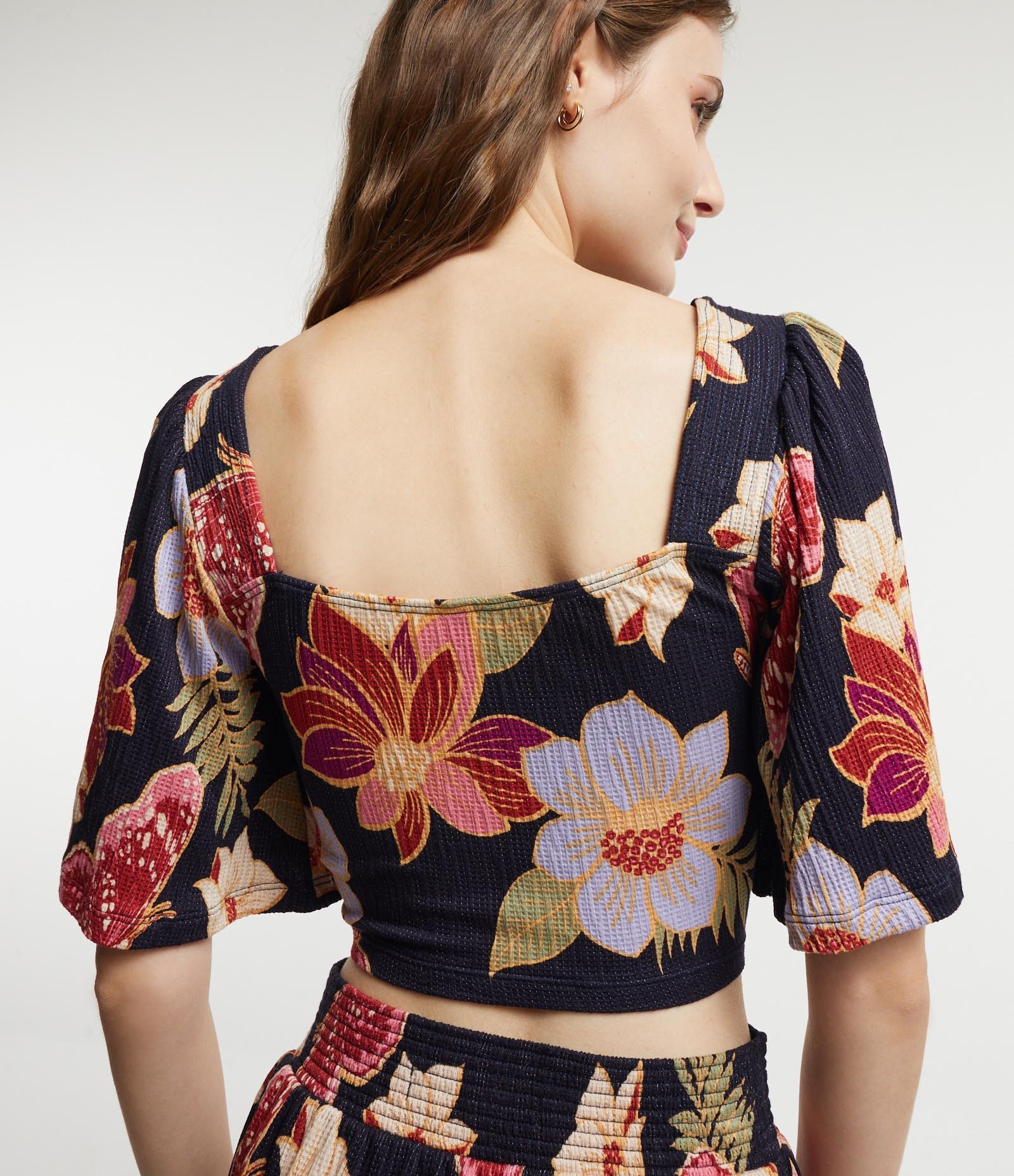 Blusa Cropped Texturizada com Pesponto e Estampa Floral com Borboletas Preto 3