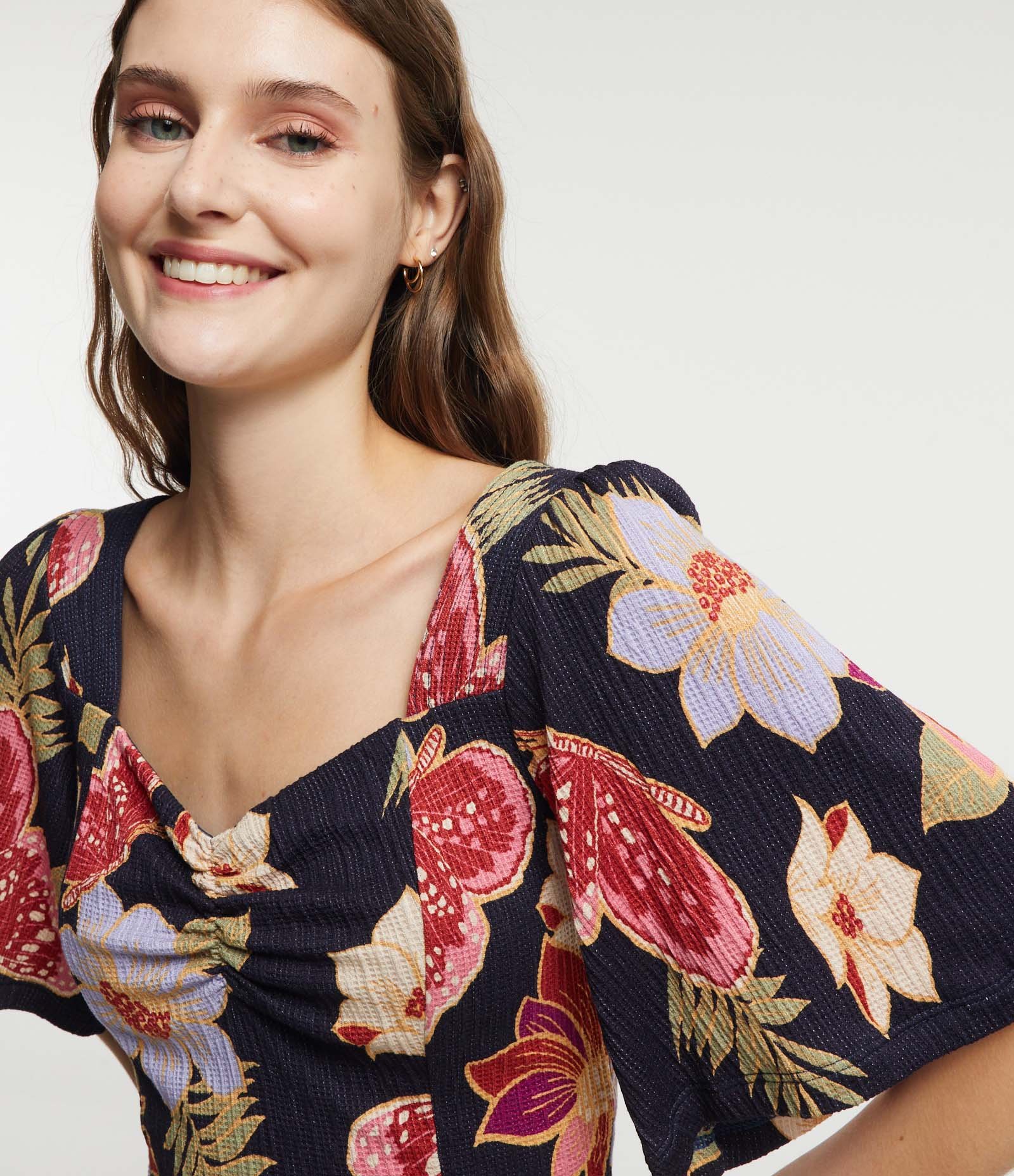 Blusa Cropped Texturizada com Pesponto e Estampa Floral com Borboletas Preto 4