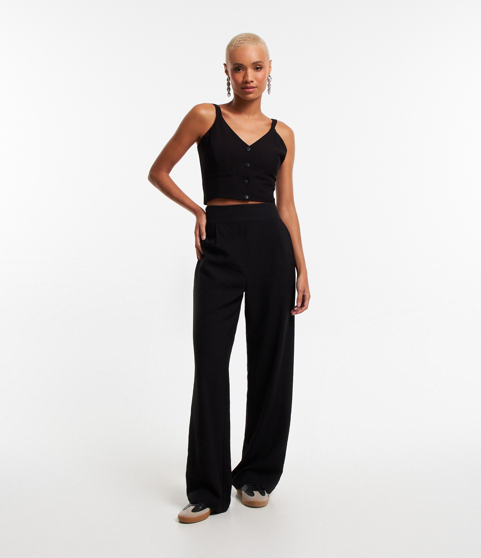Blusa de Alça Cropped em Alfaiataria com Botões e Bolsos Preto 2