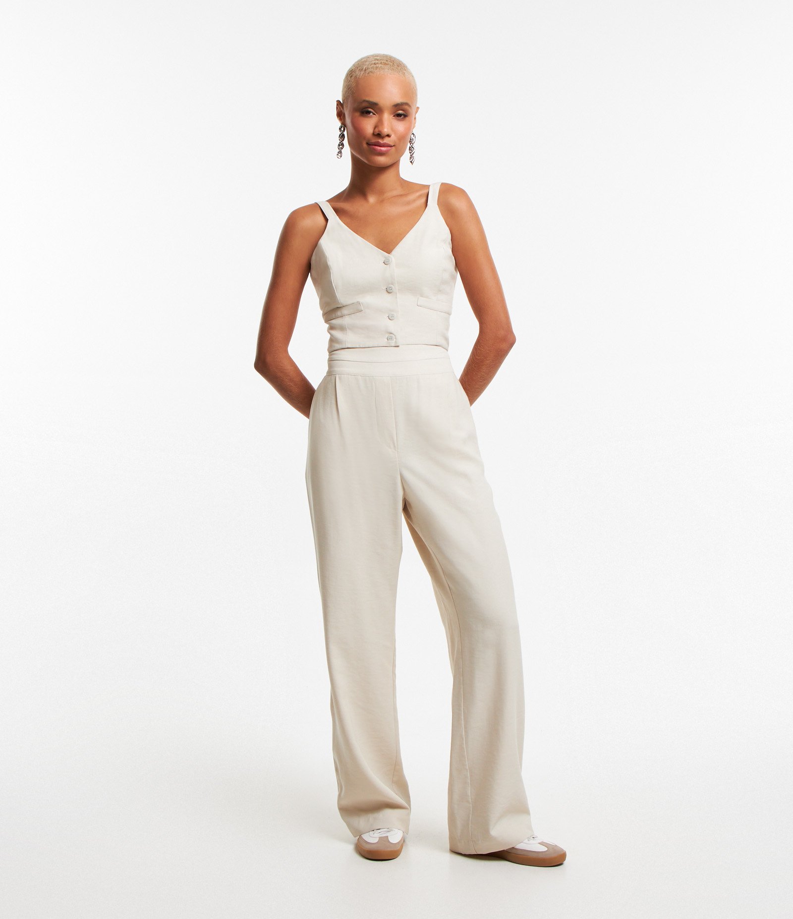 Blusa de Alça Cropped em Alfaiataria com Botões e Bolsos Branco 2