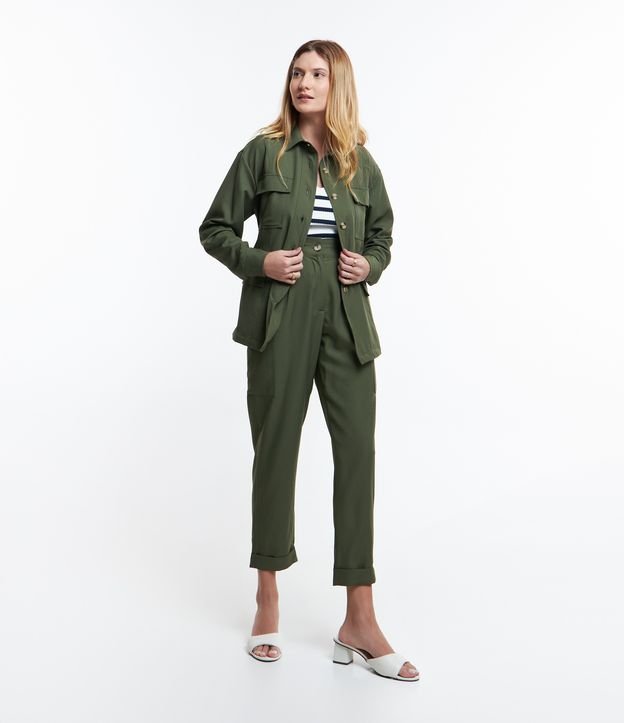 Calça Jogger em Crepe com Bolsos nas Laterais