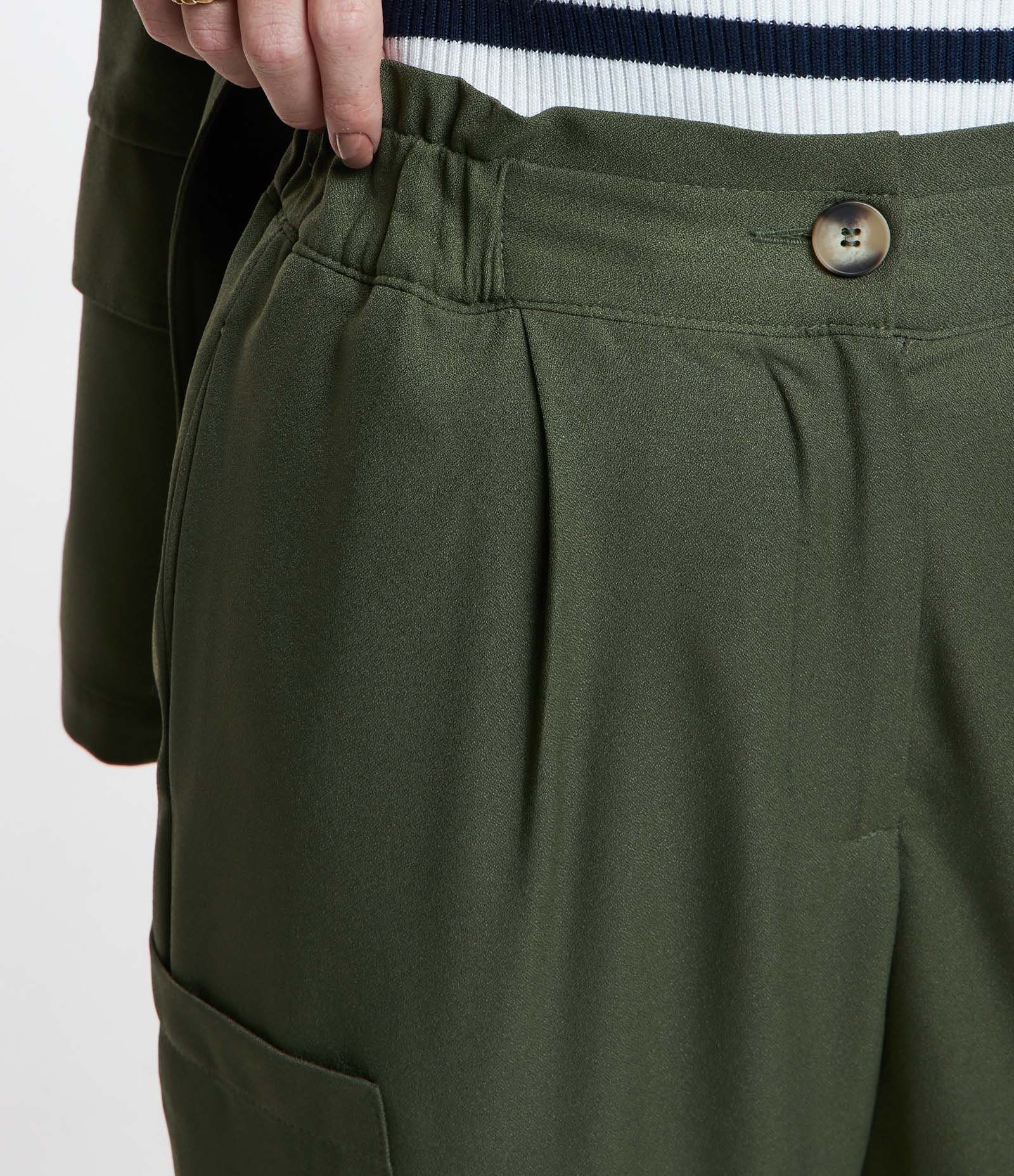 Calça Jogger em Crepe com Bolsos nas Laterais Verde 3
