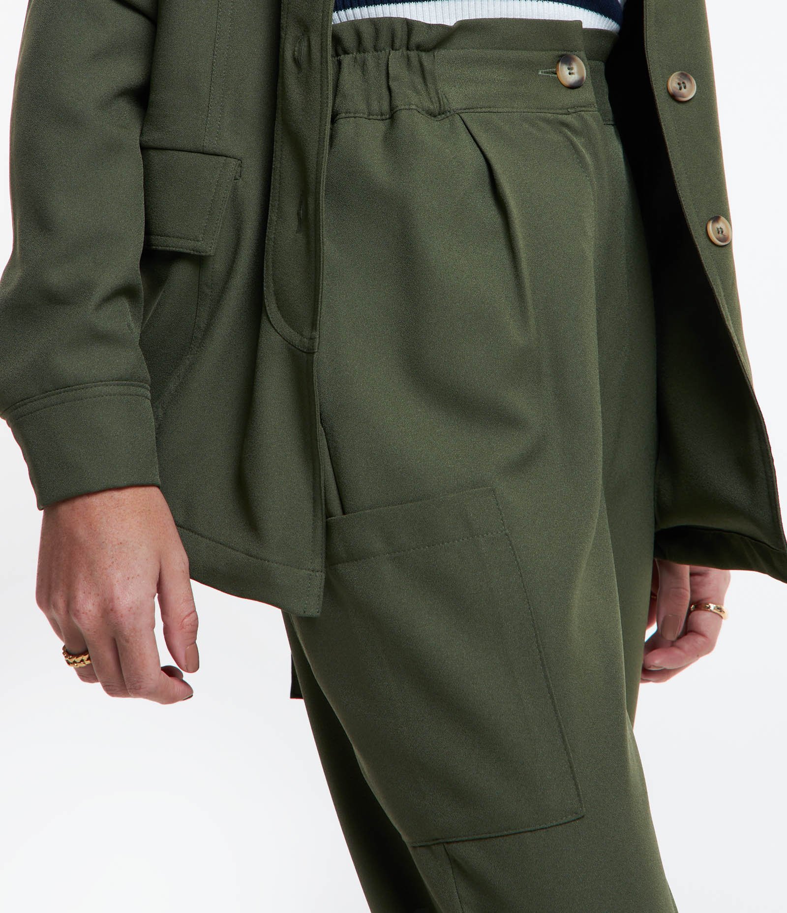 Calça Jogger em Crepe com Bolsos nas Laterais Verde 4