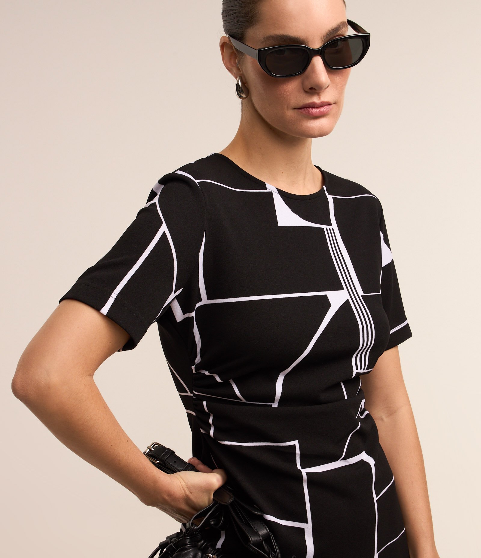 Vestido Midi em Crepe com Estampa Abstrata e Textura Drapeada Preto 4