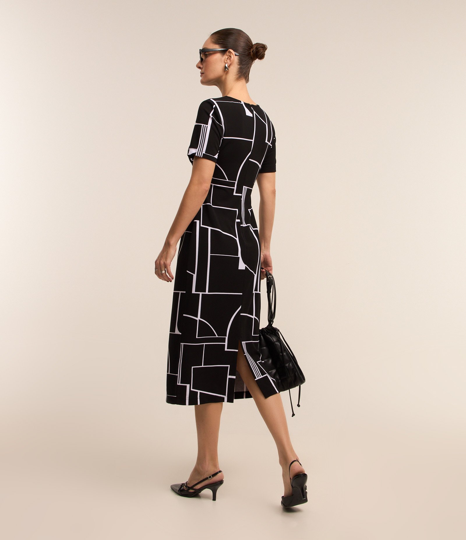 Vestido Midi em Crepe com Estampa Abstrata e Textura Drapeada Preto 5