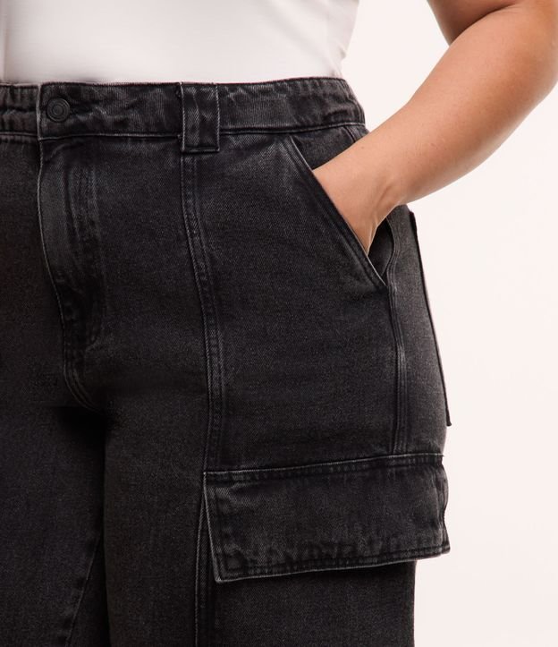 Bermuda em Jeans com Bolso Cargo Lateral Curve & Plus Size Preto 4